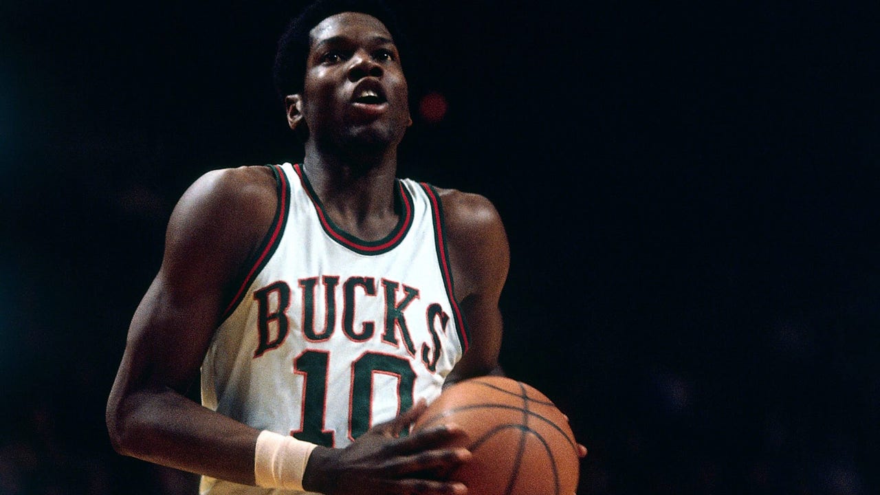Bucks to retire Dandridge's number